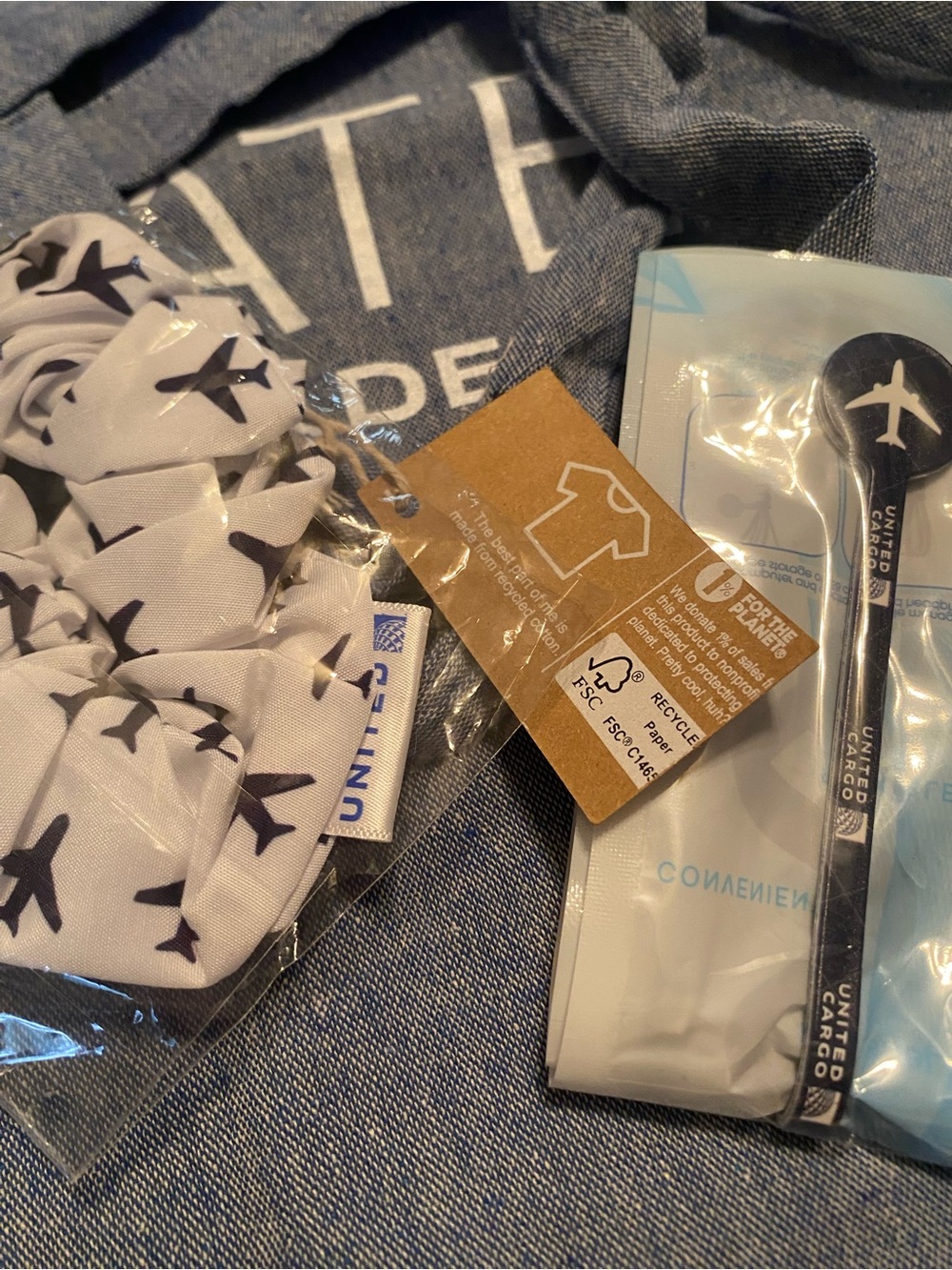 Source Unknown White Scrunchies & Black Airplane Luggage Tag Set